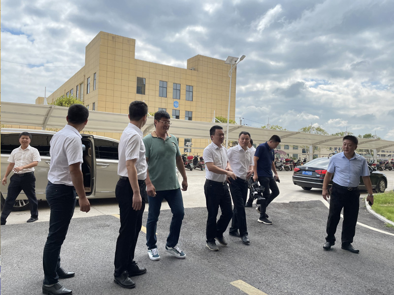 江西市委书记莅临公司指导工作 李文刚董事长热情接待(图2)